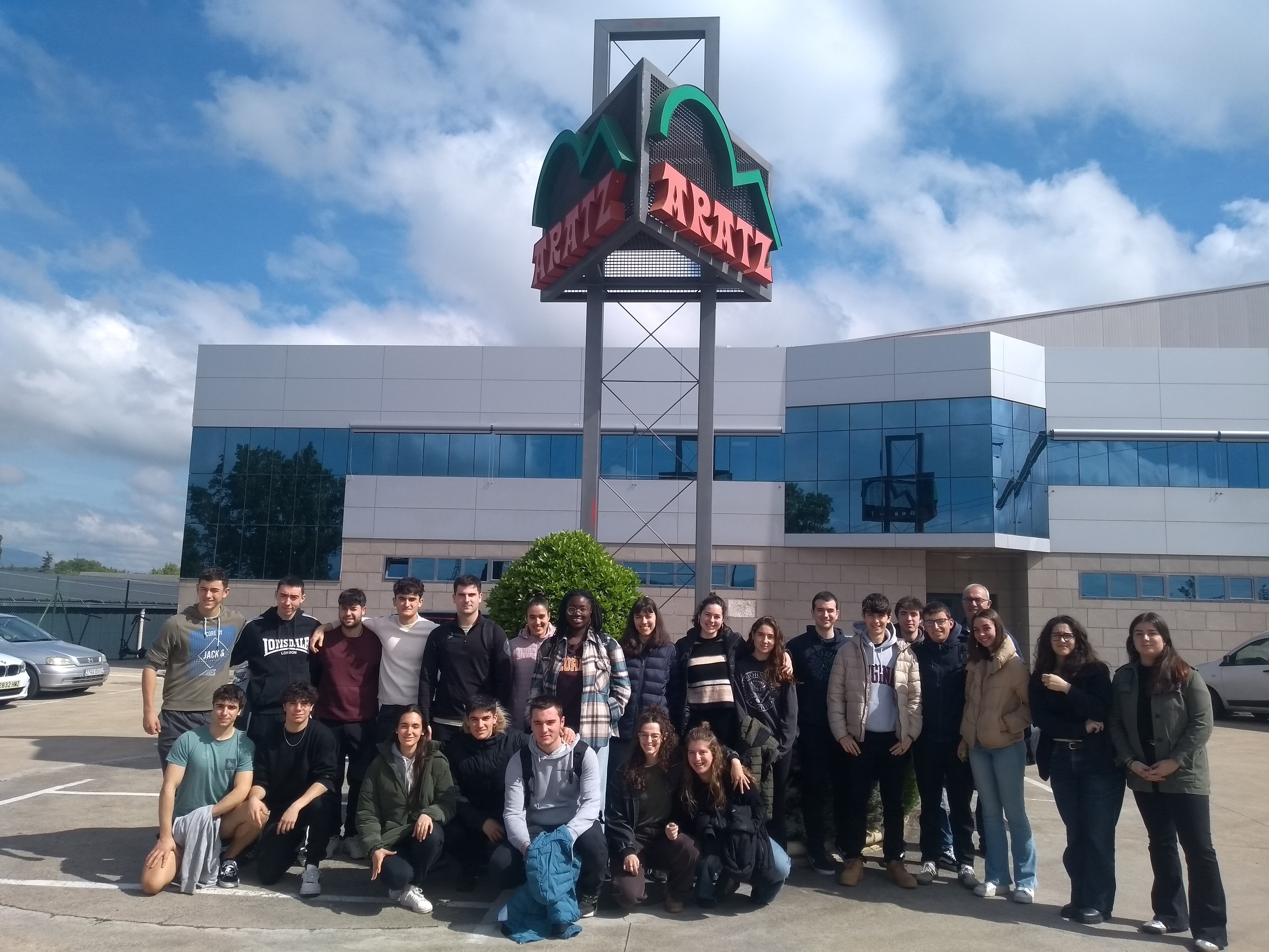 Foto de grupo de la visita del alumnado de Ingeniería Mecánica a la Empresa Aratz