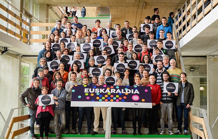 Fotografía de la Facultad de Informática de Donostia con el Euskaraldia
