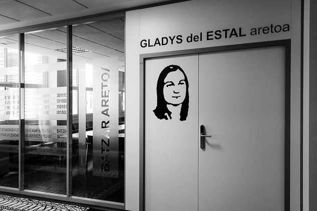 Atearen gainean aretoaren izena dago eta atean bertan bere aurpegiaren irudia