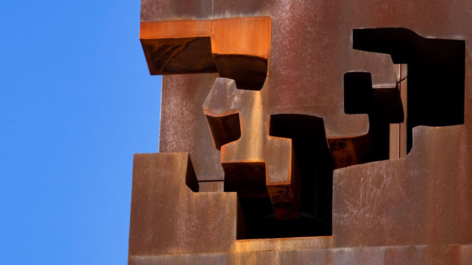 Logo de Chillida en un edificio