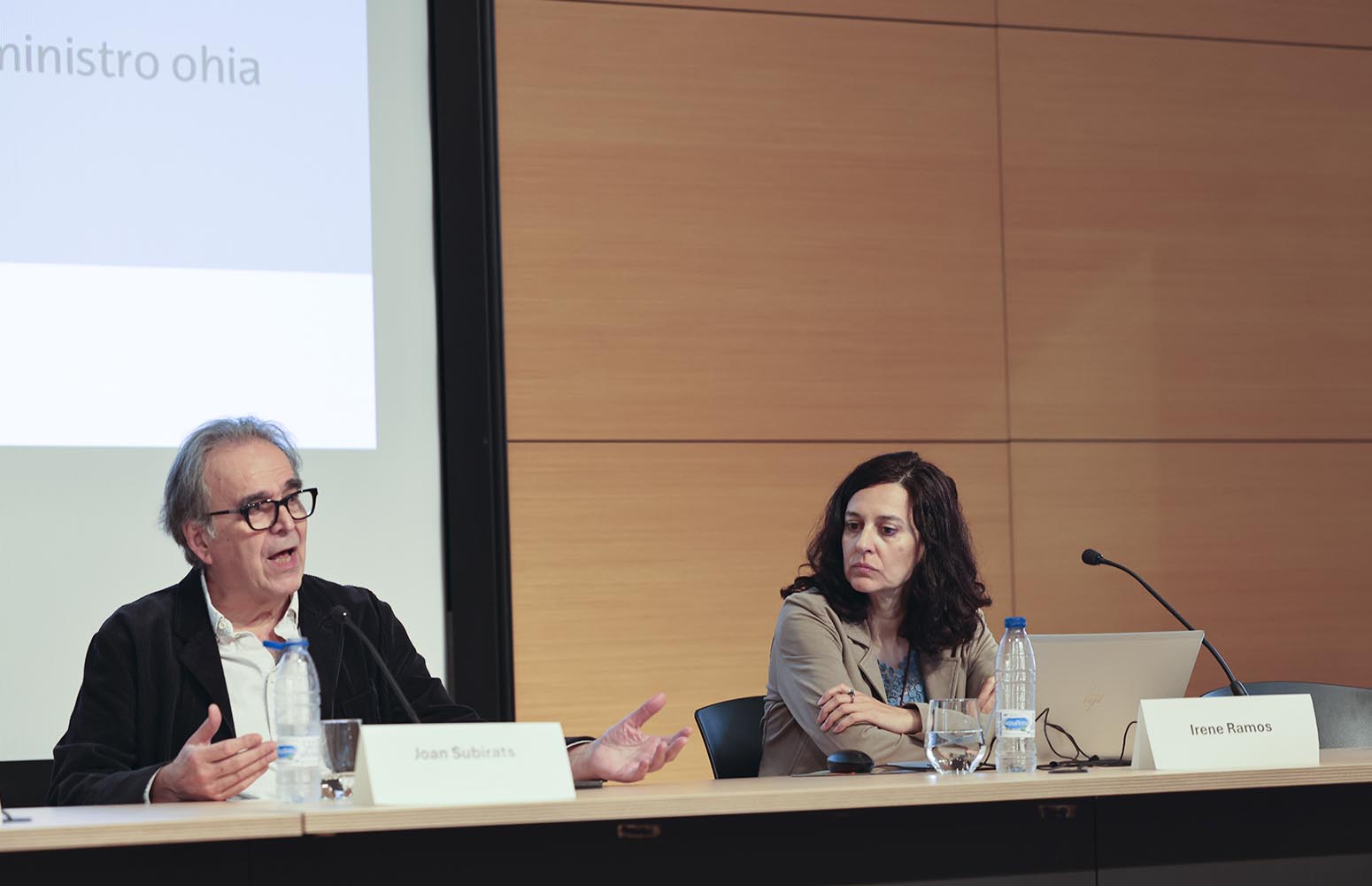 De izquierda a derecha: Joan Subirats, exministro de Universidades, e Irene Ramos, miembro de la dirección de la Agencia Nacional de Evaluación de la Calidad y Acreditación (ANECA).