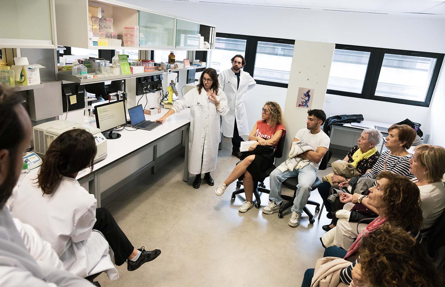 Visita de la AECC a los laboratorios de investigación en cáncer del Campus de Bizkaia