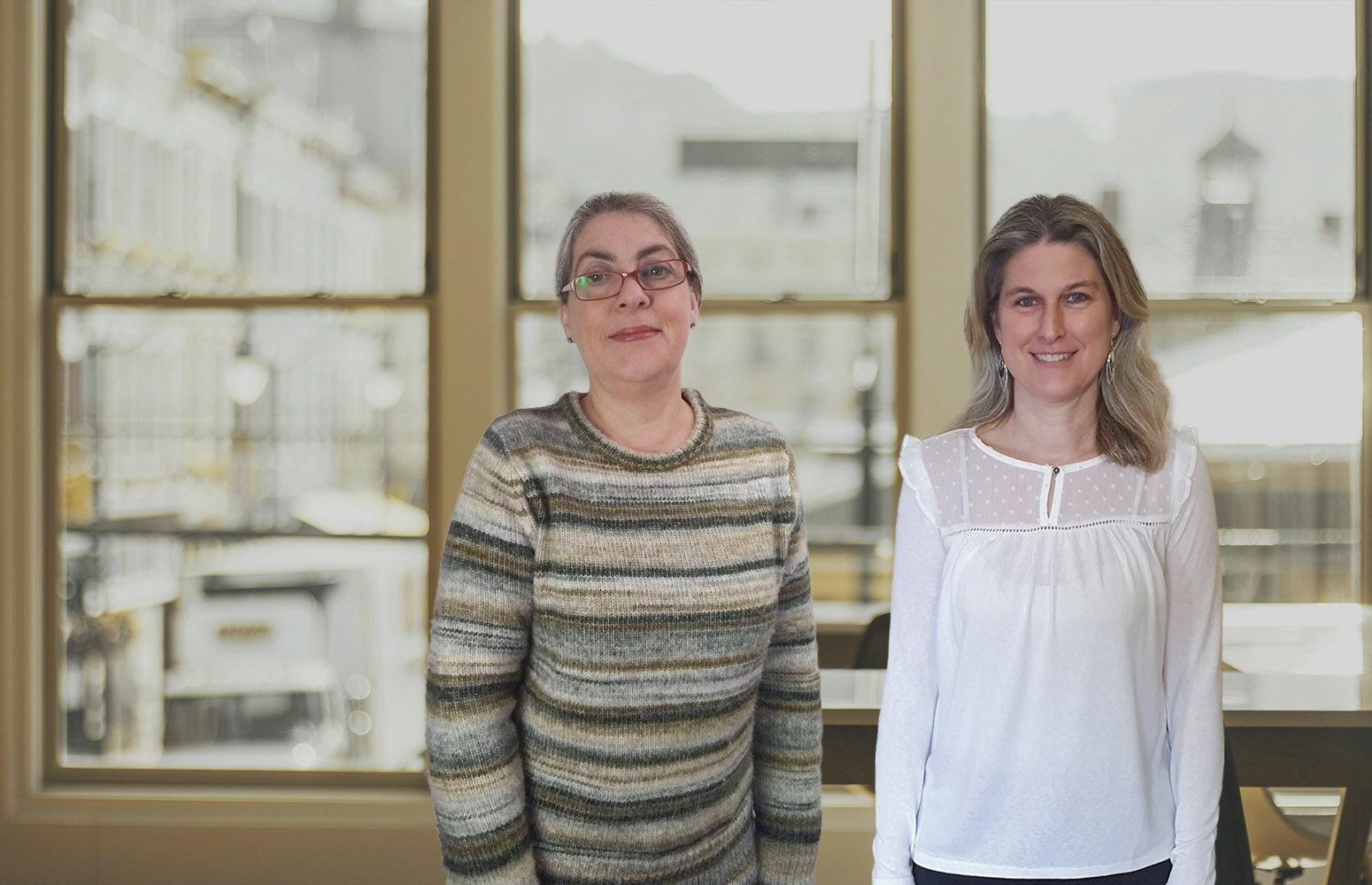 Técnica de transferencia del Campus de Álava de la Universidad del País Vasco, Patricia Santorum, y técnica de transferencia del Campus de Gipuzkoa, Beatriz Fernández.