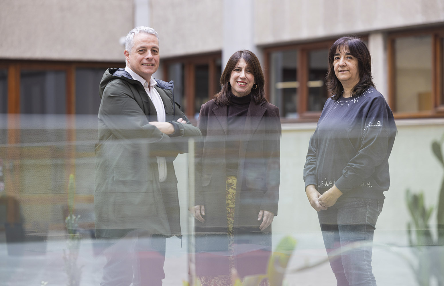 EHUko Bizkaiko Campuseko Transferentzia Bulegoko taldeko kideak. Ezkerretik eskuinera: Iñaki Gil, Zerbizuaren arduraduna, Nagore Tellado, Bulegoko zuzendaria, eta Emma Sainz, Jabetza Industrialeko teknikaria