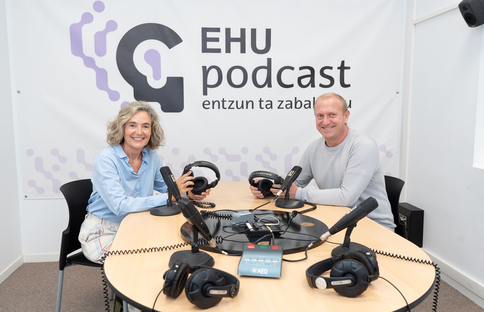 Tania Arriaga eta Jon Mattin Matxain bigarren EHUPODCAST-a grabatzen EHUko Gizarte eta Komunikazio Zientzien Fakultateko irrati estudioan