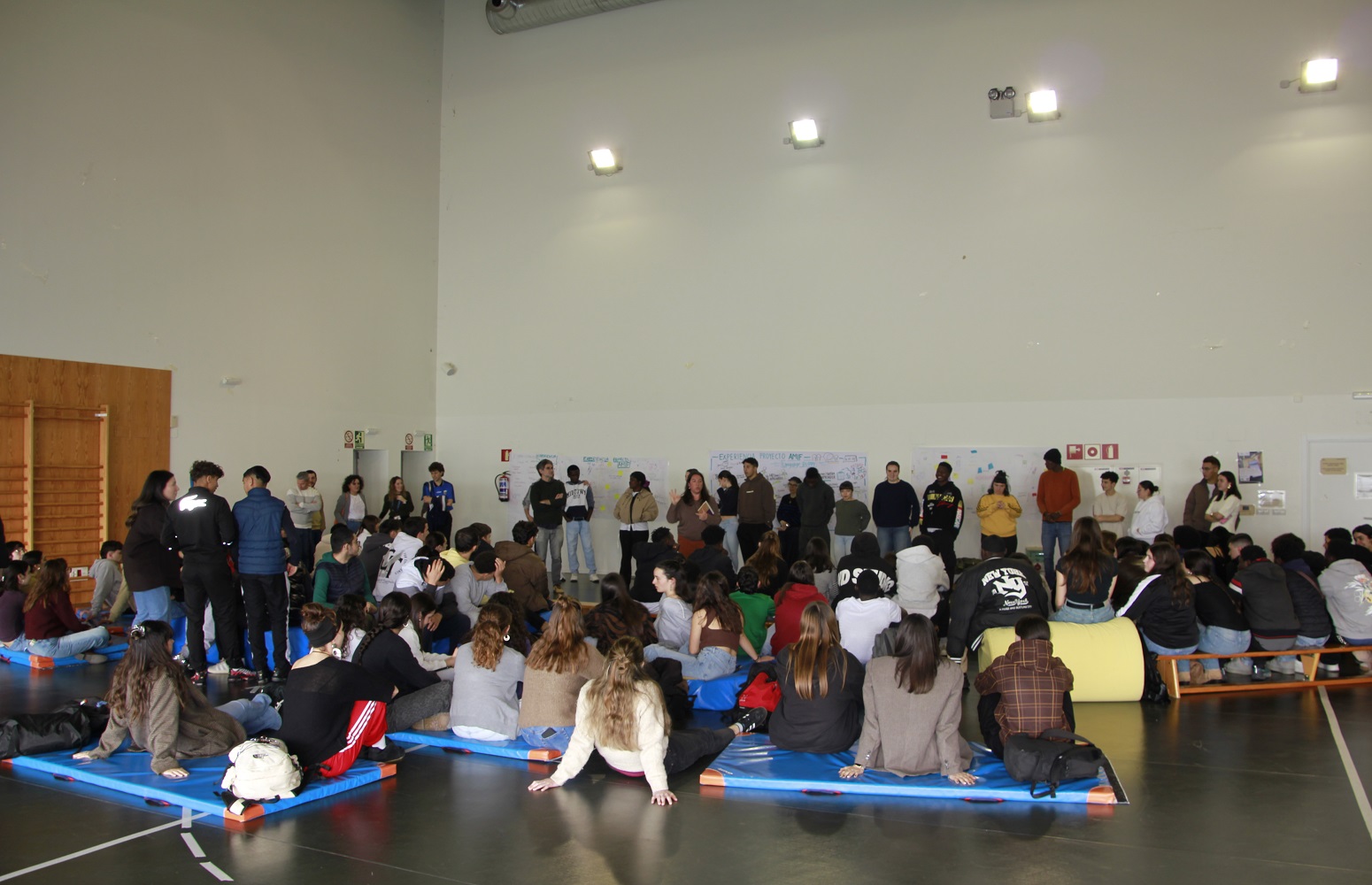 Peñascal Kooperatiba zentroko eta Bilboko Hezkuntza Fakultateako ikasleek mural parte-hartzaile bat sortu zuten visual thinking teknikaren bidez, Language Buddy proiektuaren azken topaketan.