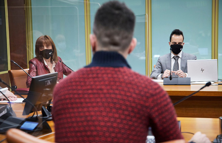 Eva Ferreira errektorea eta Aitor Zurimendi idazkari nagusia Legebiltzarrean