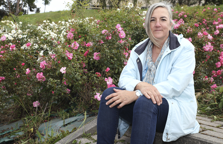 La profesora Elena Vecino, en la escalinata del Arboretum que lleva a la Facultad de Medicina y Enfermería. Foto: Laura López. UPV/EHU.
