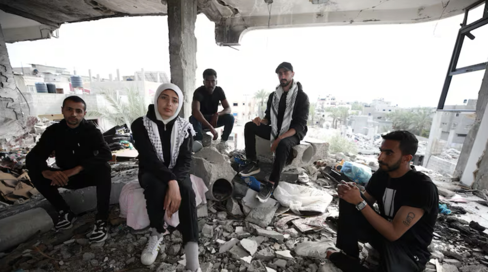 Sol Band Gaza taldeko kideak Gazako hondakinen artean