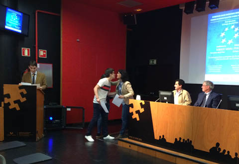 Oier Onaindia recoge el premio por el trabajo realizado junto con Maider Castellano y Naiara Rodríguez