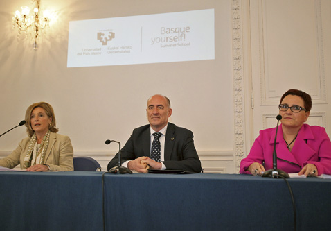 Carmen Agoués-Iñaki Goirizelaia-Mari Jose Olaziregi (izq-dcha)