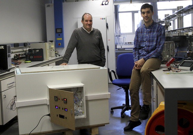 Alexander Martín-Garín (a la derecha), junto a su director de tesis José Antonio Millán-García (Foto: Nagore Iraola. UPV/EHU).
