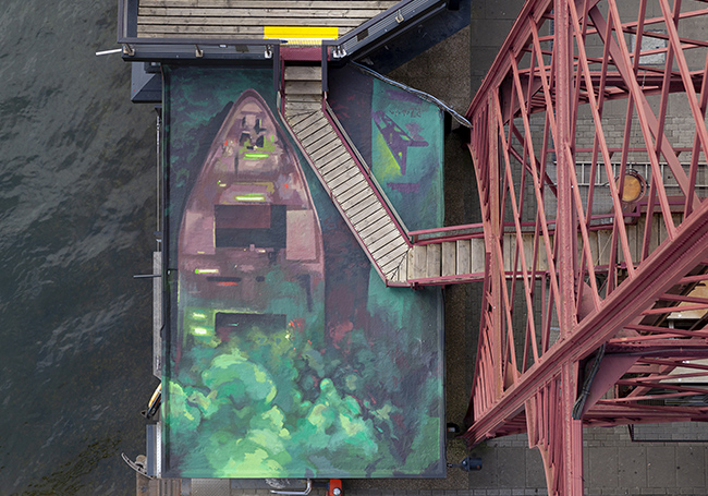 Las luces marítimas tiñen de verde el barco que sale de la margen izquierda. (Foto: Tere Ormazabal. UPV/EHU)