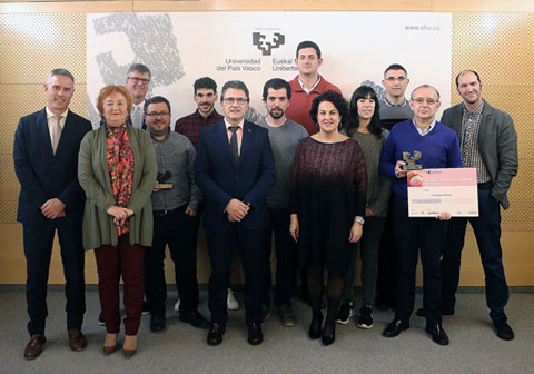 Ganadores y autoridades. Foto: UPV/EHU