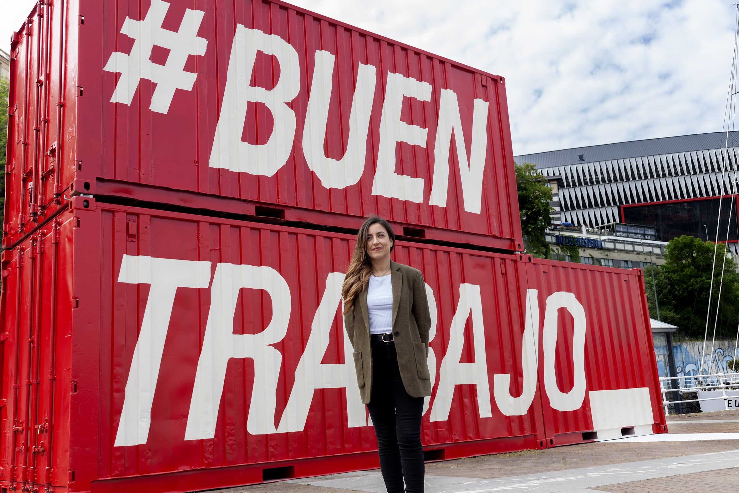 Autora de la obra Buen Trabajo / Lan Bikaina obraren egilea