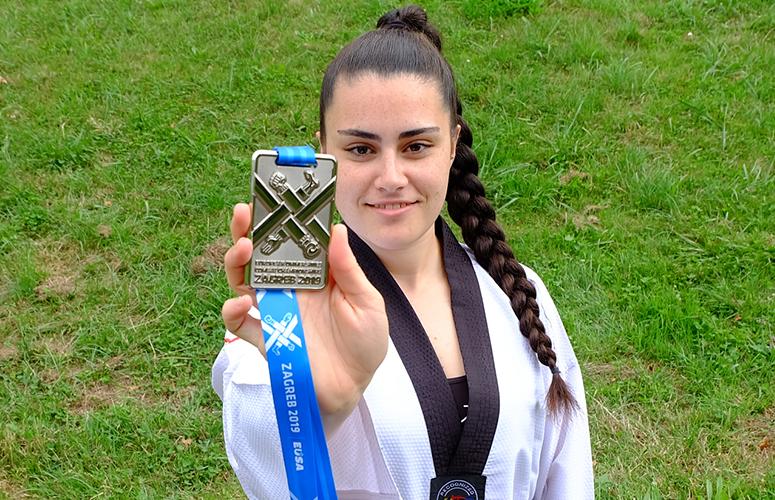 Zuriñe Padilla muestra su medalla de plata