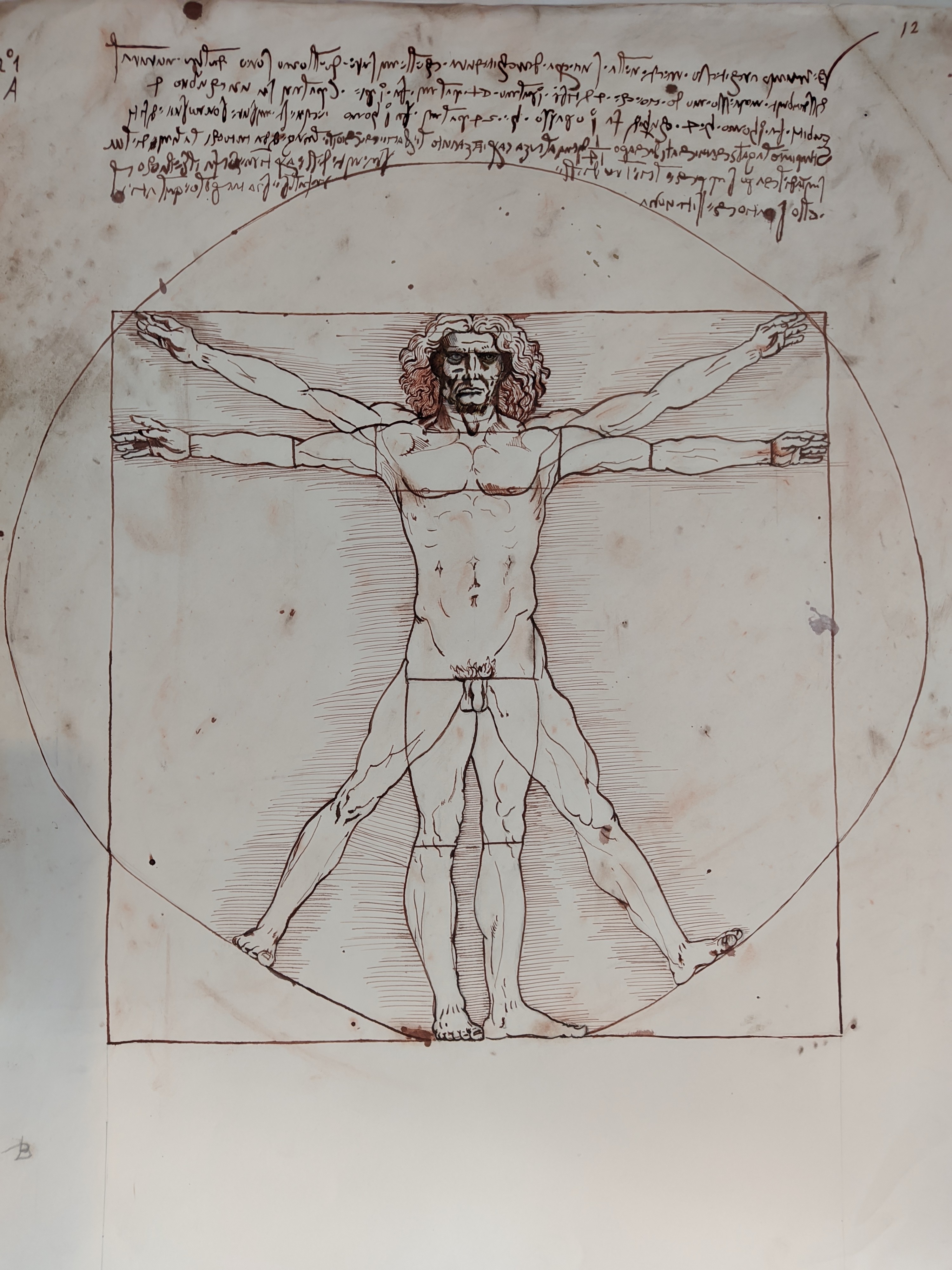 Una copia del hombre de Vitruvio. Sobre papel manchado, dibujado en tinta, la imagen de un hombre encerrado en un cuadrado y un círculo con las manos y las piernas abiertas llegan a los bordes. Tiene el pelo largo y un rostro osco y sombrío. Sobre él, varias líneas de texto ilegible con caligrafía muy estilizada.