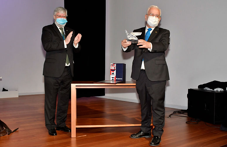 Antonio Macho kimikako profesionalen ordezkariak saria eman dio Juan Ramón González Velascori. Argazkia: Mikel Mtnz. de Trespuentes. UPV/EHU.