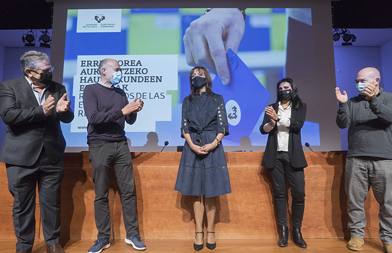 En la foto, Manu Montero, Iñaki Goirizelaia, Eva Ferreira, Nekane Balluerka y Juan Ignacio Pérez