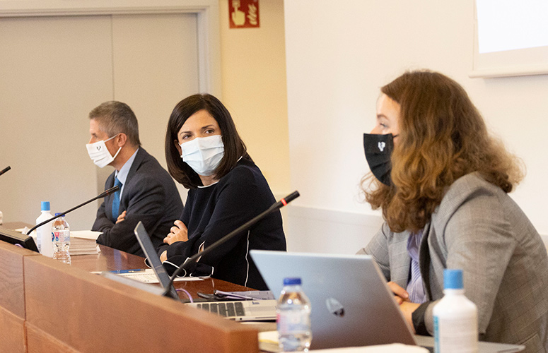 Patxi Juaristi, vicerrector del Campus de Bizkaia, Beatriz Artolazabal, consejera de Igualdad, Justicia y Políticas Sociales, y Julia Shershneva, directora de Ikuspegi