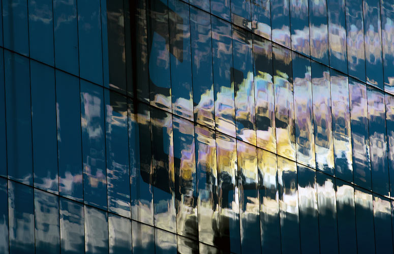 Unibertsitateak ostadarraren koloreak ditu