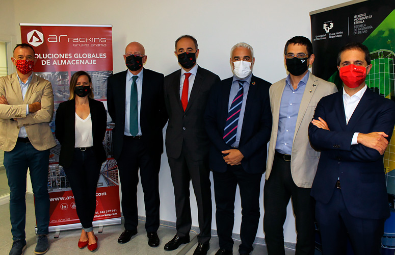 Miembros de Ar Racking y de la Escuela de Ingeniería durante la firma del Acuerdo