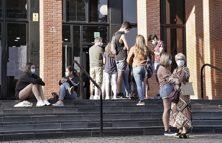 Ikasle batzuk Letren Fakultatean betetzeko zain