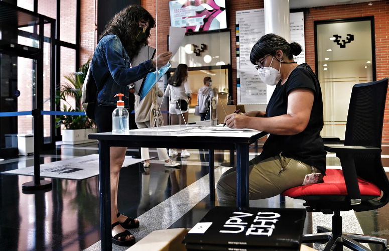Campus de Alava: Una estudiante recibe asesoría para hacer la matrícula.