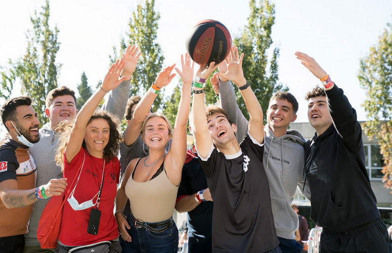 Ikasle asko hurbildu ziren Kirol Zerbitzuak jarritako postuetara