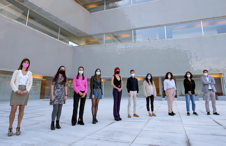 Ikasle sarituak, Estibaliz Saez de Cámara Oleaga Iraunkortasun eta Konpromiso Sozialeko zuzendariarekin eta Gorka Moreno Bizkaiko campuseko errektoreordearekin batera