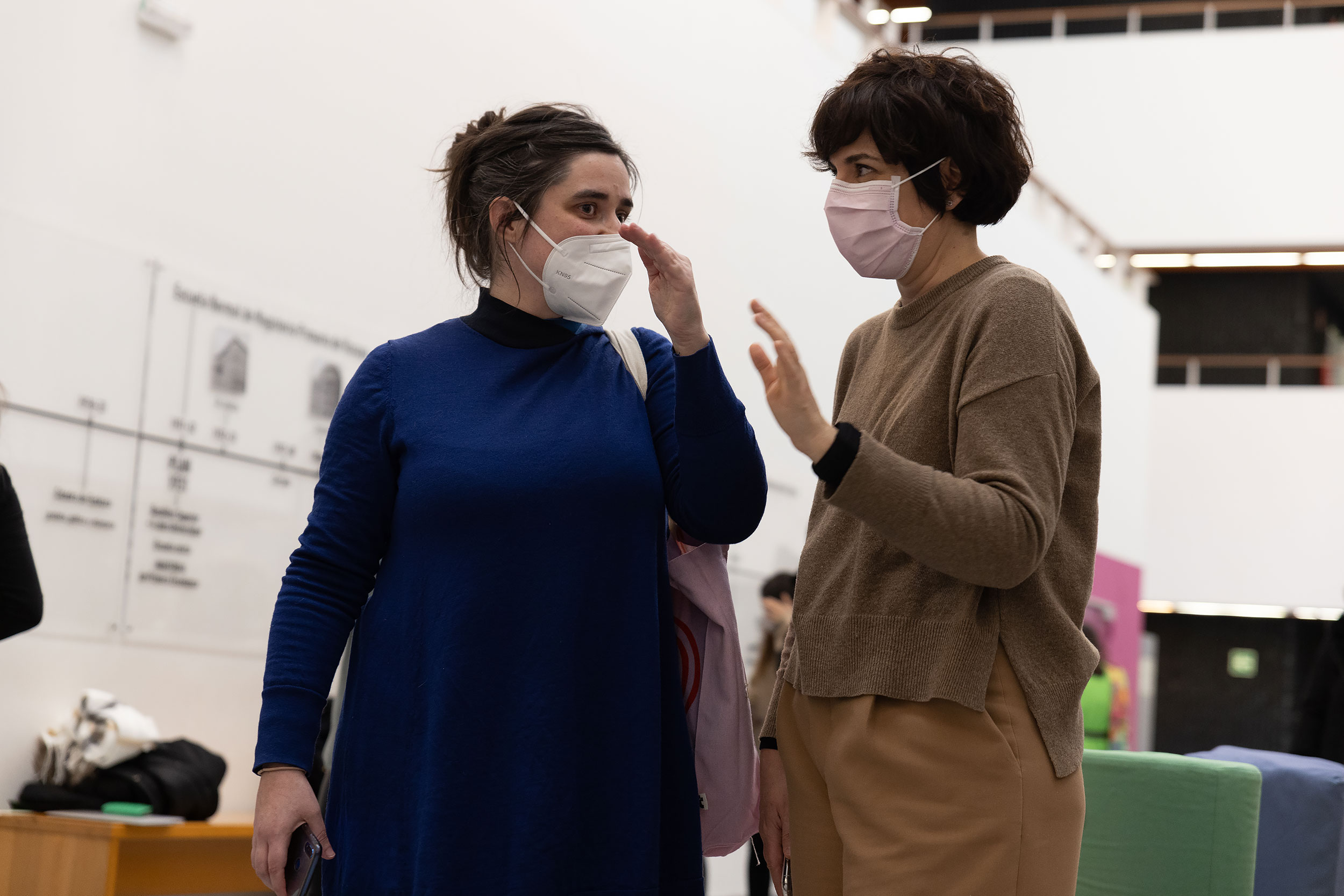 Miriam Peña, coordinadora del Minor, y Nere Inda, coordinadora de Educación Infantil en el Berritzegune, charlan mientras revisan los diferentes paneles de la exposición que hay en el hall donde se va a desarrollar el acto