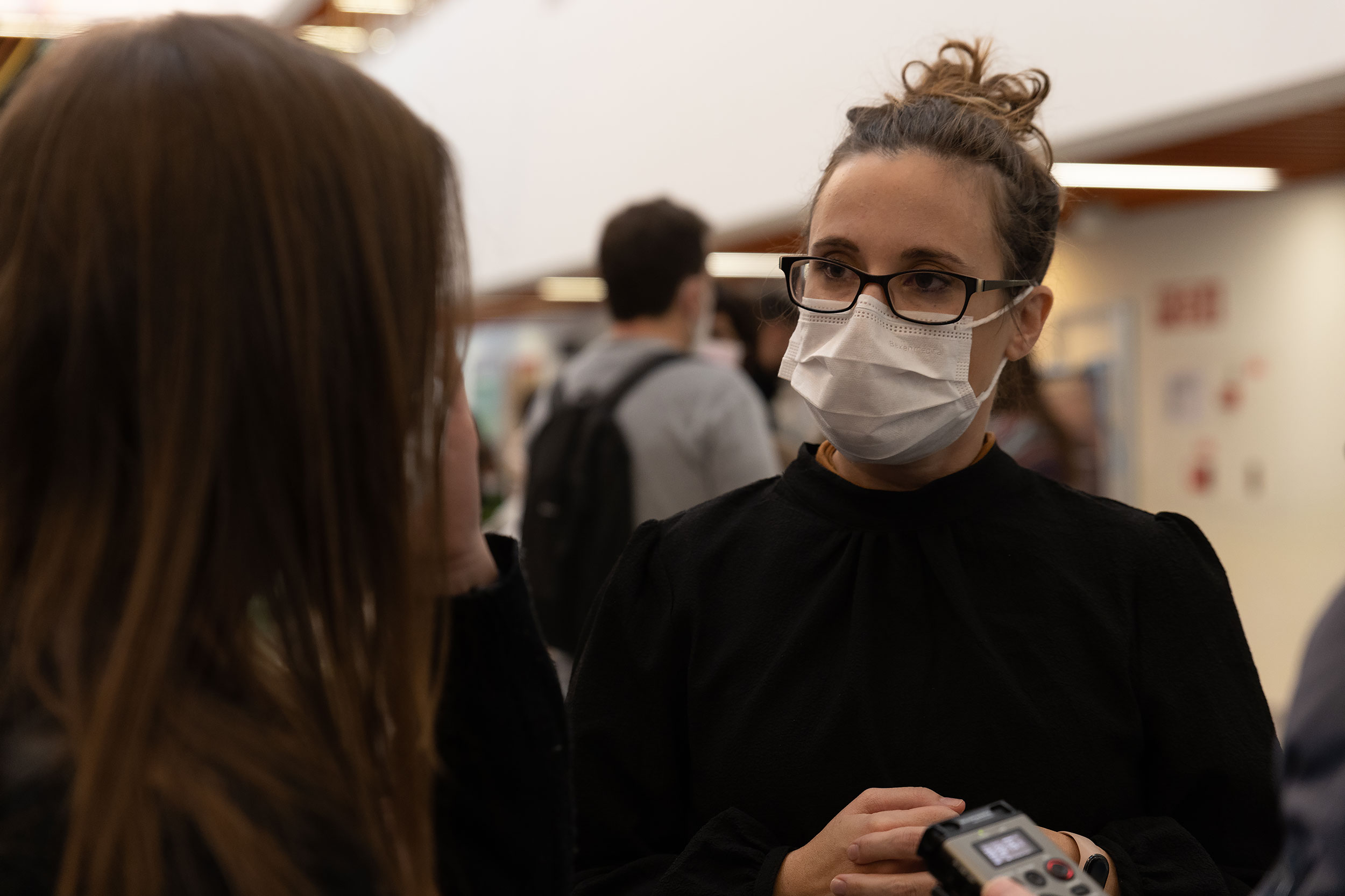Retrato de Inoxka Angulo, profesora entrevistada de la Escuela de La Baluga (Sopuerta), mientras atiende la propuesta que el alumnado ha preparado para su centro.