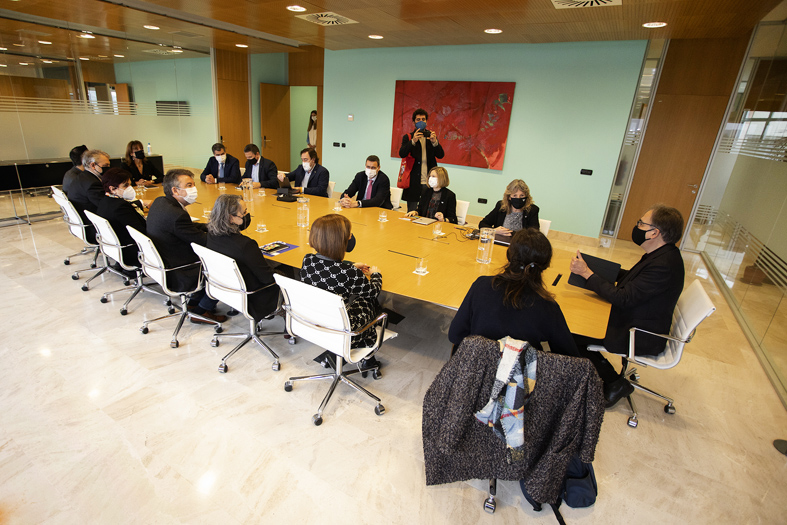 El ministro Joan Subirats se ha reunido con la rectora Eva Ferreira y con miembros de su equipo. FOTO: Tere Ormazabal. UPV/EHU