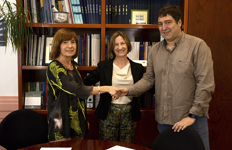 Manoli Igartua, Mirari Ayerbe eta Ibon Mocoroa, hitzarmena sinatu ondoren