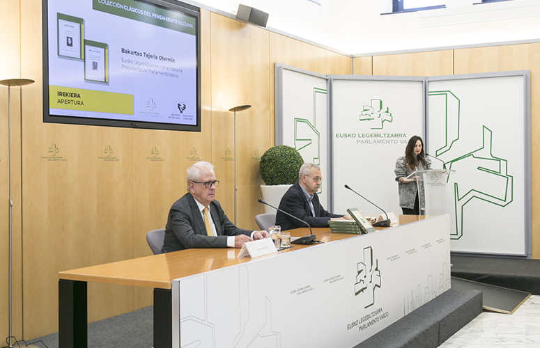 Momento de la presentación de los libros