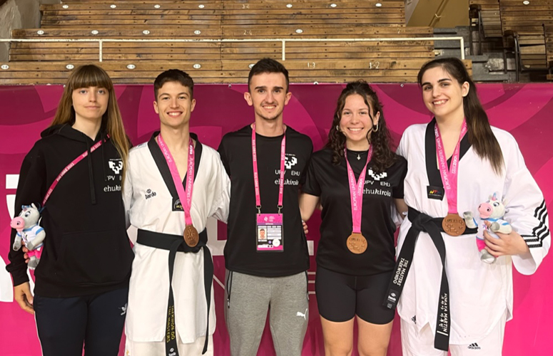 De izquierda a derecha, Ainhoa Lorza, Iker Unanue, Unai Arroita (entrenador), Maialen Renteria y Soraya Martín.