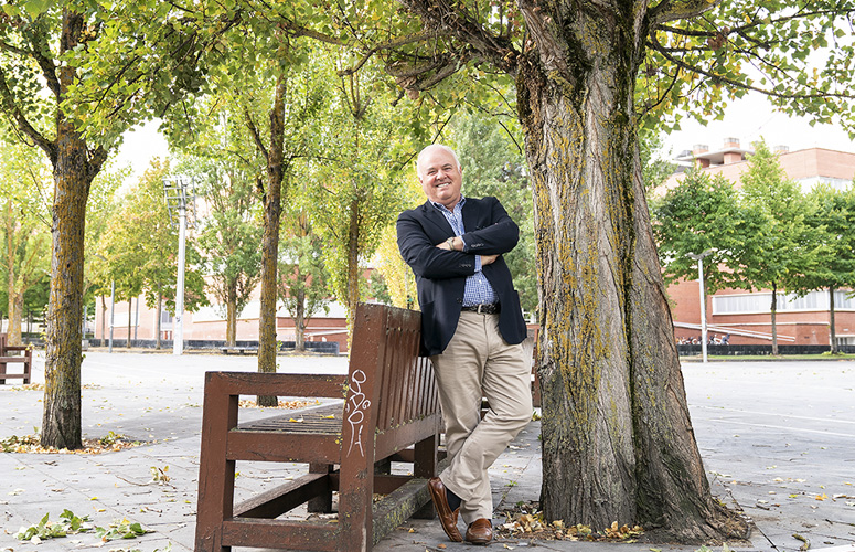 El profesor José Ramón Díaz de Durana en el campus de la capital alavesa