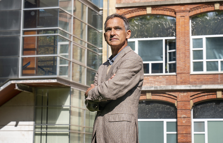 Iñaki Albizu Landa Elurreta eraikinaren kanpo aldean