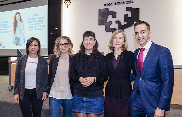 De izquierda a derecha, Begoña Varela, Beatriz Ilardia, Aitziber Bañuelos, Elena Leiñena y Aitor Zurimendi.