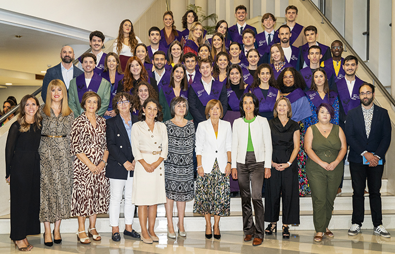 Alumnado y autoridades tras el acto de graduación