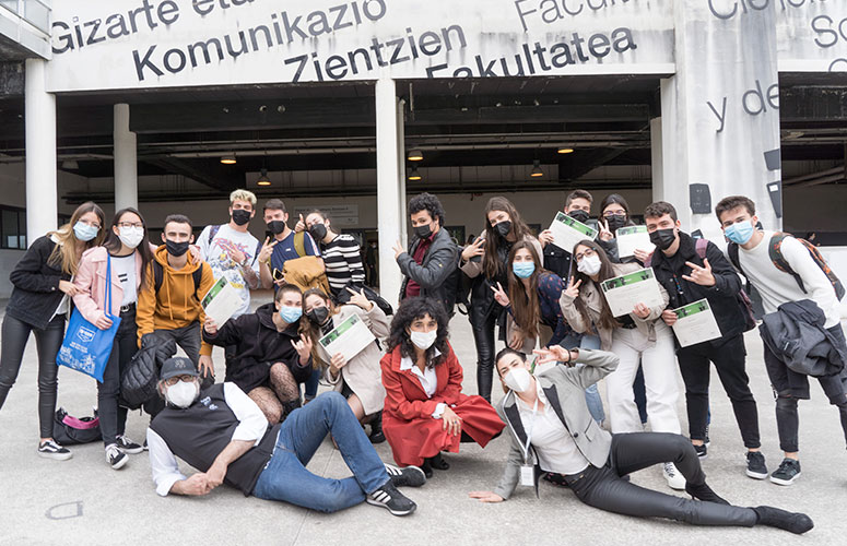 El grupo de estudiantes que participó en el acto de entrega de premios (por motivos de COVID el resto tuvo que participar por videoconferencia). Foto: Mitxi