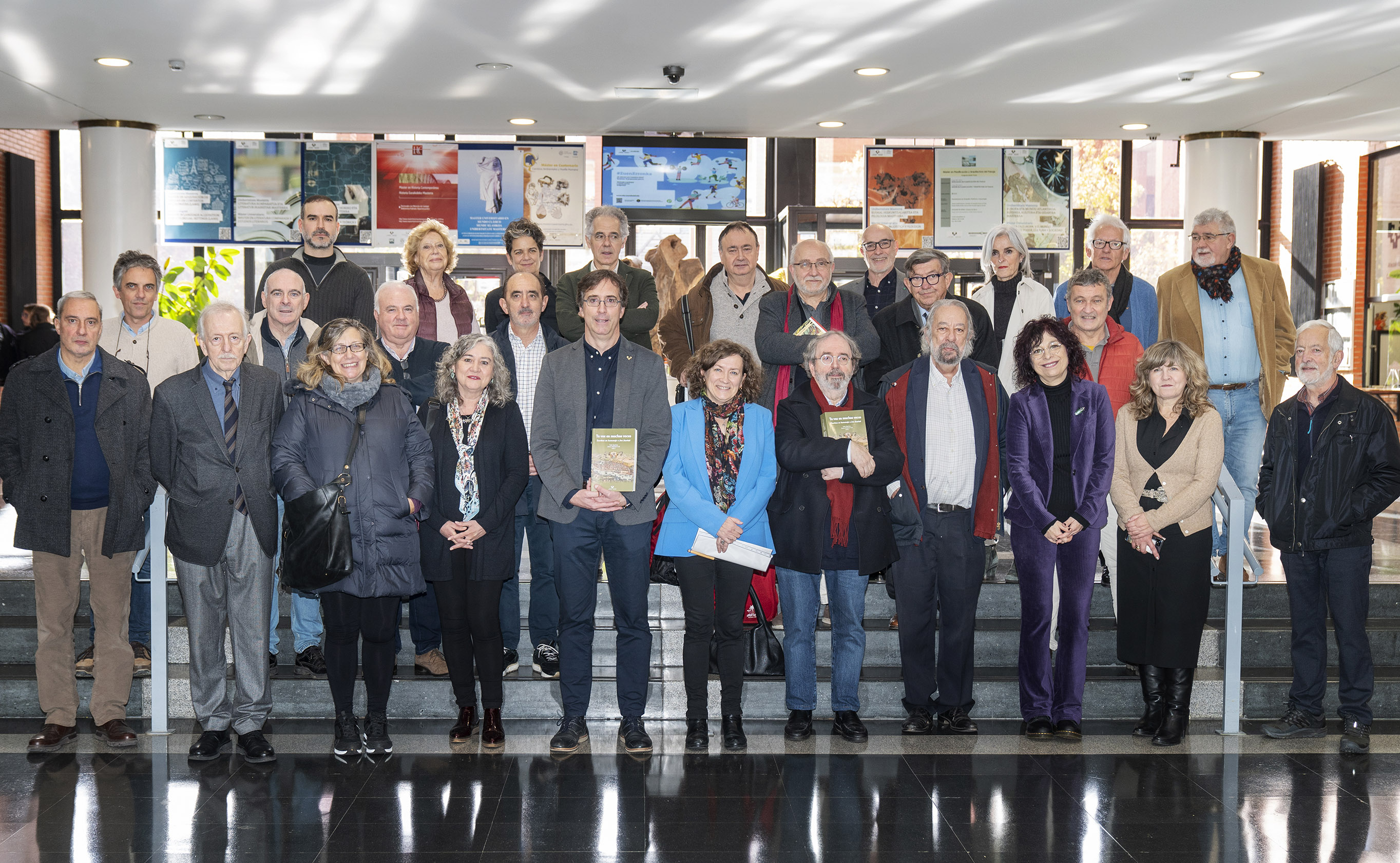 Omenaldira bertaratutako obrako kolaboratzaileetako batzuk