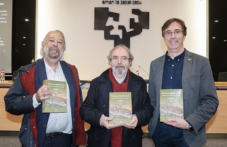 Ezkerretik eskuinera, Jesús Antonio Cid, Jon Juaristi eta Iván Igartua