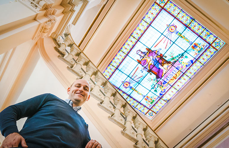 Aitor Ruiz de la Torre irakaslea eraikinaren harmailadian, beiratea hondoan duela.