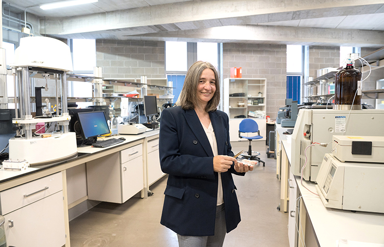 Ester Zuzak bere laborategia aurkezten du