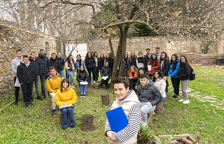 La profesora Elena Agirre Basurko en el huerto ecológico del Campus de Álava