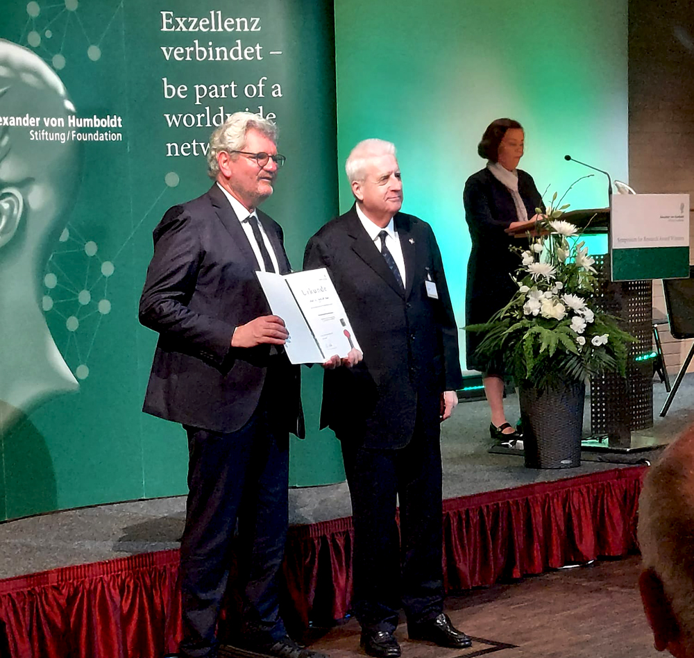 Félix M. Goñi recibiendo el premio Humboldt