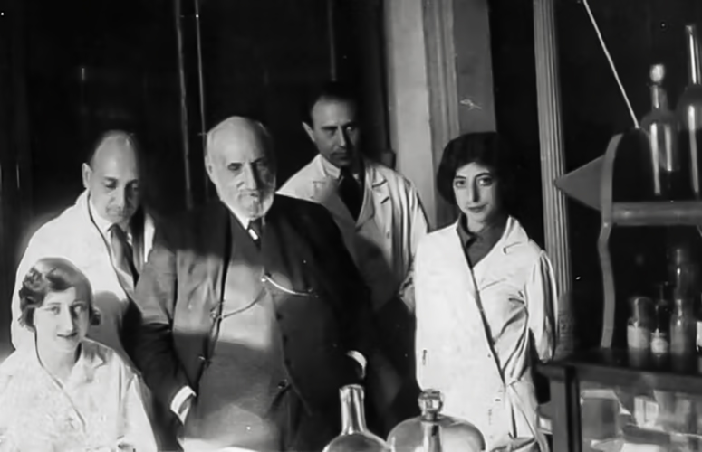 De izquierda a derecha, Carmen Serra (hermana de Manuela Serra), José María Villaverde, Santiago Ramón y Cajal, Fernando de Castro y Enriqueta Lewy.