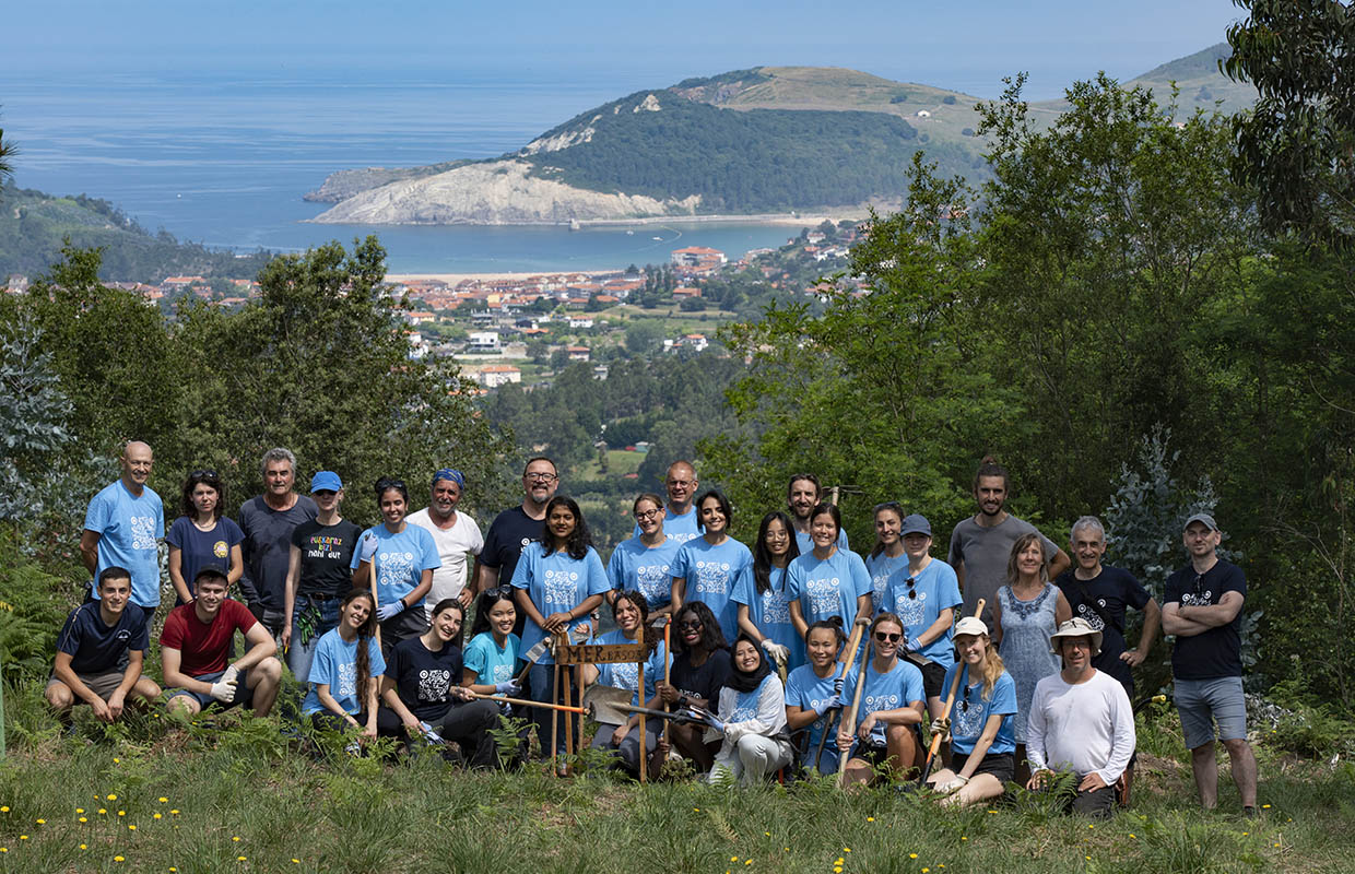 Alumnado de la UPV/EHU participante en la creación del Bosque MER