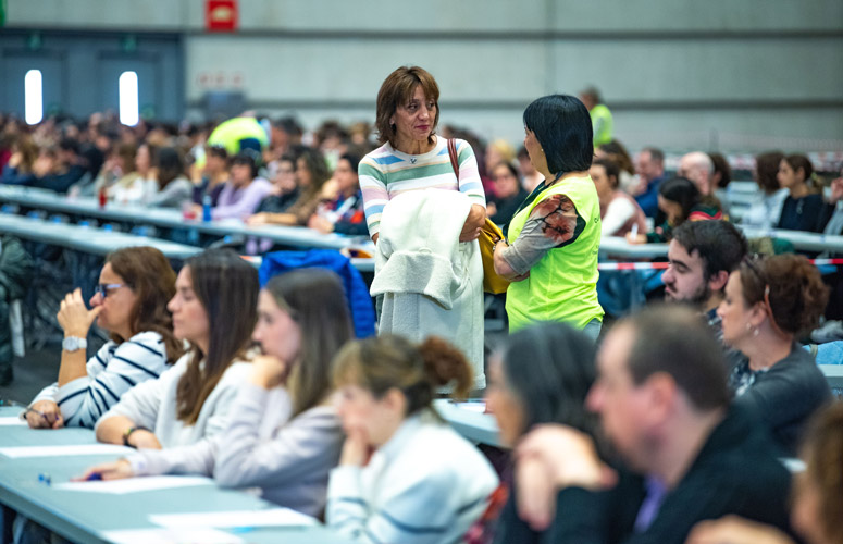 La rectora, Eva Ferreira, conversa con una de las personas cuidado de las pruebas